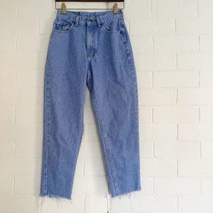 RIDERS Vintage High Rise Light Wash Cropped Hem Mom Jeans 26